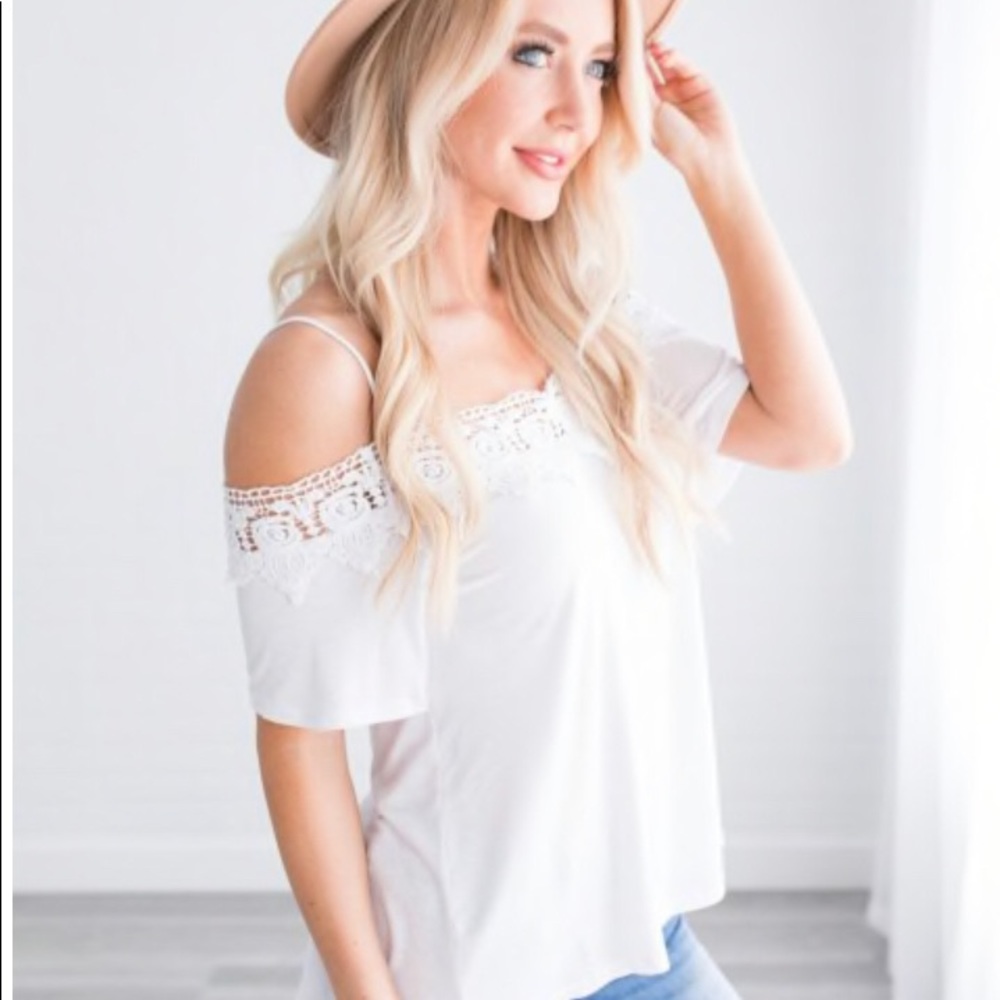 Adorable, off the shoulder, Everleigh Tunic